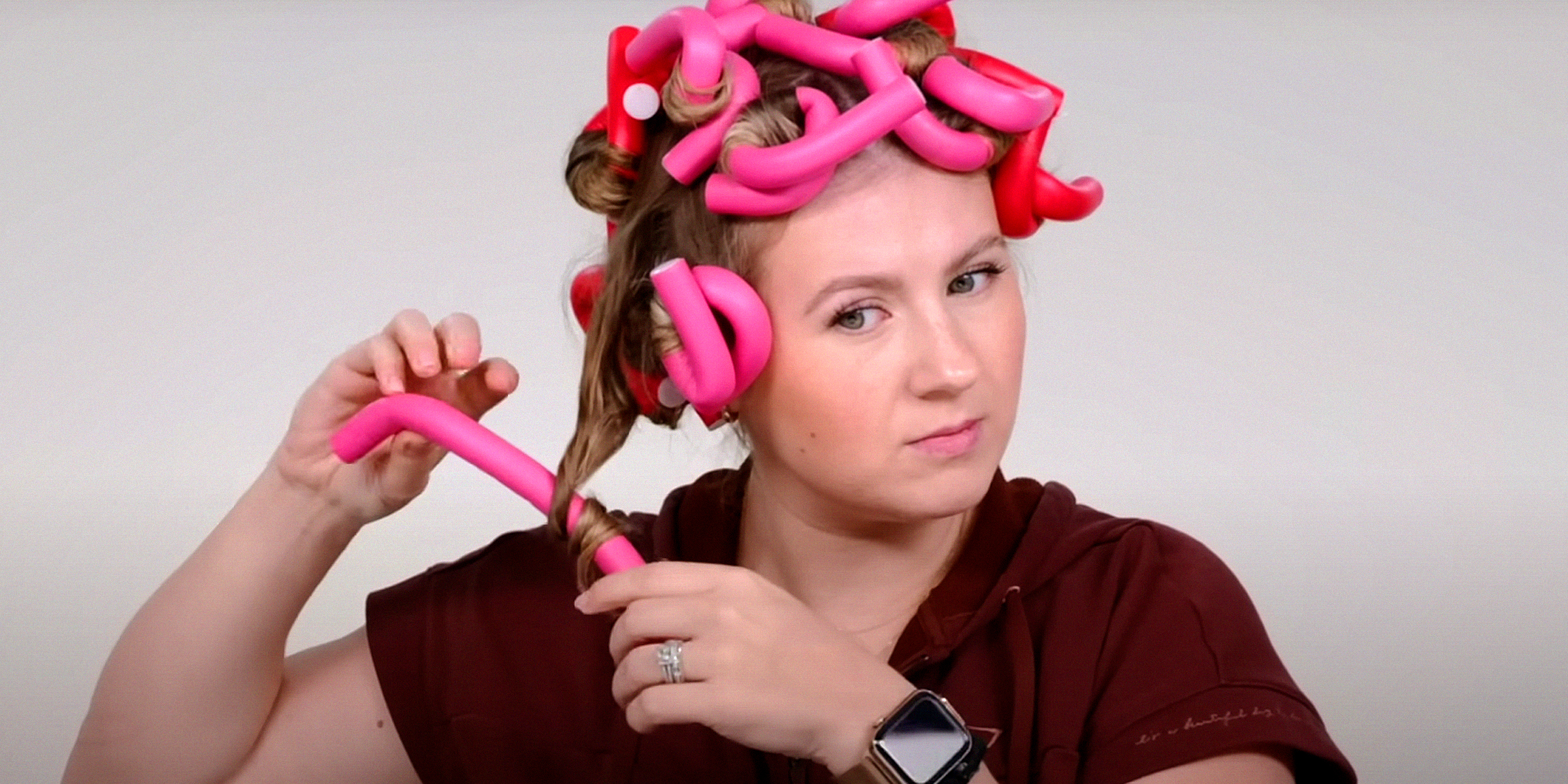 A woman using flexible curling rods | Source: YouTube/@Milabuco