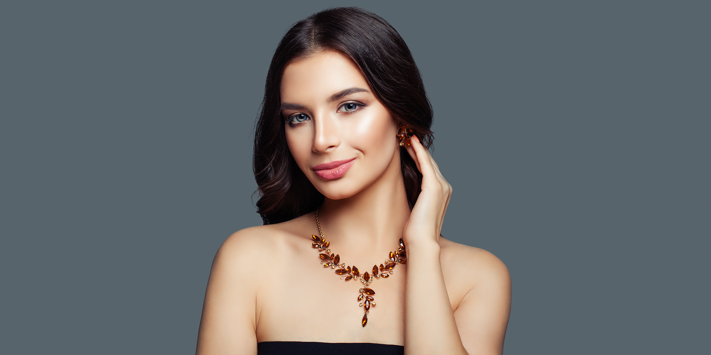 A woman wearing an amber necklace | Source: Shutterstock