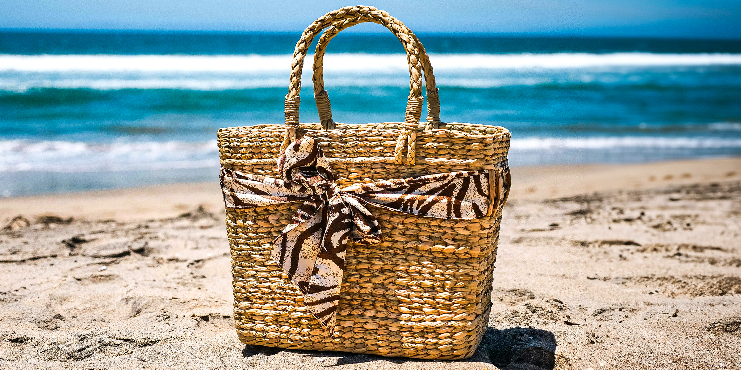 A beach bag with a ribbon | Source: Pexels