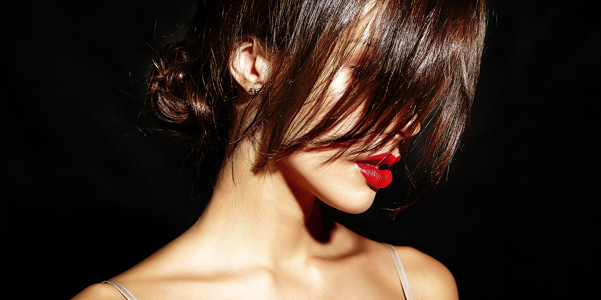 A woman with glossy red lips | Source: Freepik