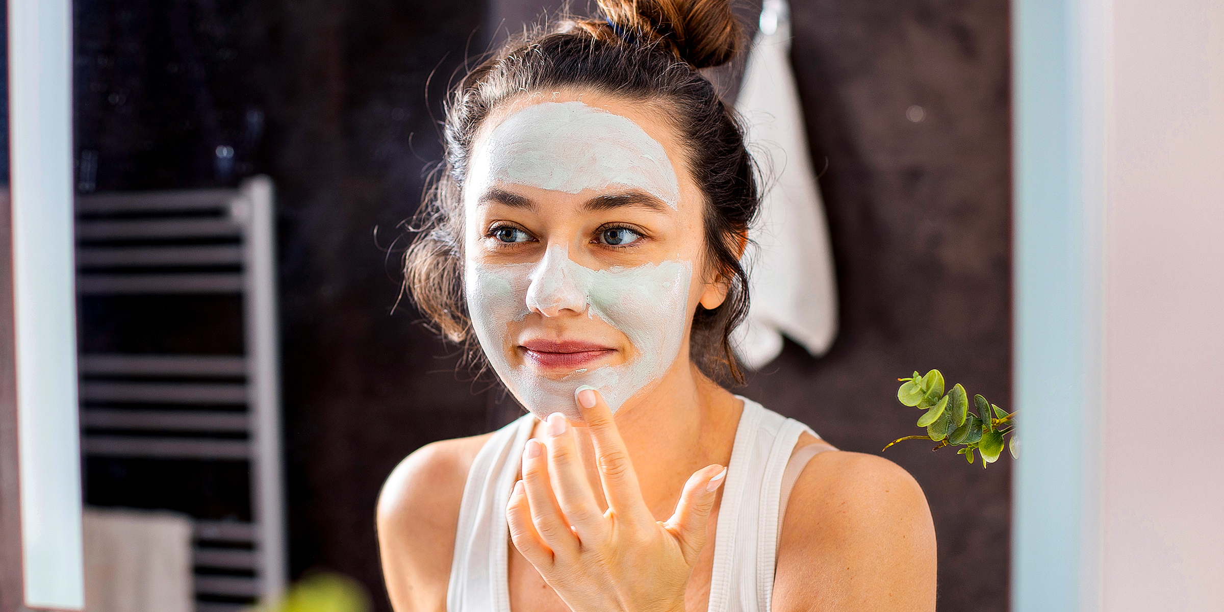 A woman in her 20s doing her skincare routine | Source: Shutterstock